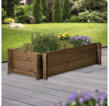 Hochbeet aus Holz mit Bepflanzung im Garten