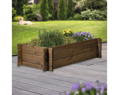 Jardinière surélevée en bois avec des plantes dans le jardin