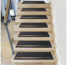 Treppe mit Antirutschmatten.