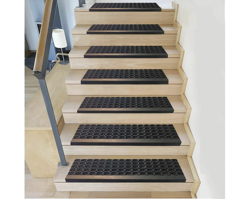 Treppe mit Antirutschmatten.