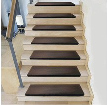 Treppe mit Stufenmatten für zusätzlichen Halt und Komfort.