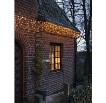 Façade de maison avec guirlande lumineuse en forme de glaçons pour la décoration