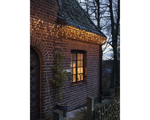 Façade de maison avec guirlande lumineuse en forme de glaçons pour la décoration