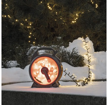 Bobine d''enroulement de guirlande lumineuse dans la neige avec une guirlande lumineuse à LED