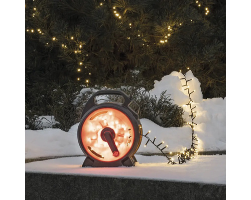 Bobine d''enroulement de guirlande lumineuse dans la neige avec une guirlande lumineuse à LED