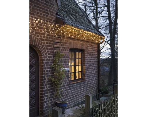 Façade de maison avec guirlande lumineuse de Noël à LED en forme de glaçons