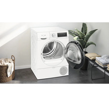 Sèche-linge Siemens avec porte ouverte dans une buanderie lumineuse