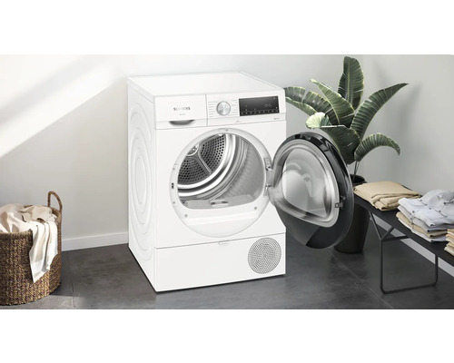 Sèche-linge Siemens avec porte ouverte dans une buanderie lumineuse