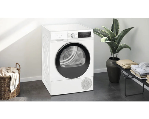 Sèche-linge blanc Siemens dans une buanderie