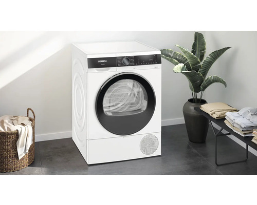 Siemens Wäschetrockner in einem hellen Raum mit Wäschekorb und Zimmerpflanze