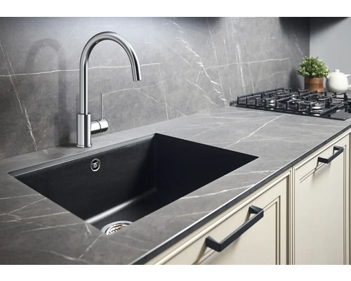 Évier de cuisine avec robinet, plan de travail et plaque de cuisson dans une cuisine moderne