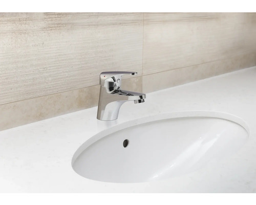 Lavabo avec robinet sur plan de toilette