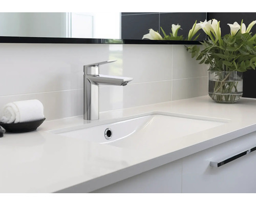 Salle de bain moderne avec lavabo, robinet et serviette