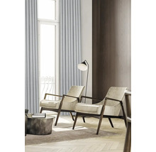 Wohnzimmer mit zwei Sesseln, Stehlampe und Vorhängen vor einem Fenster