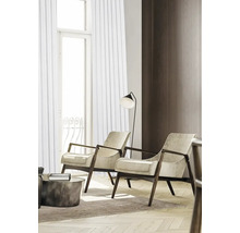 Deux fauteuils en tissu et bois dans un salon lumineux