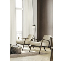 Salon avec deux fauteuils, un lampadaire et des rideaux devant la fenêtre.