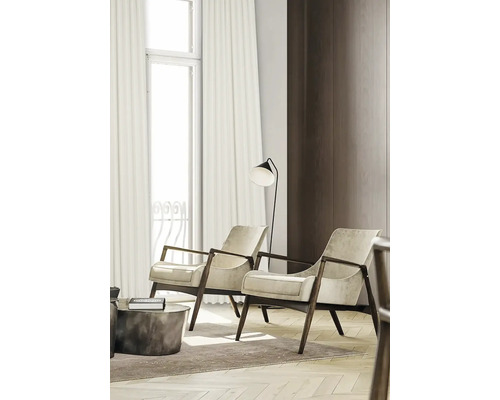 Salon avec deux fauteuils, un lampadaire et des rideaux devant la fenêtre.