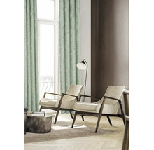 Salon avec rideau, deux fauteuils, lampadaire et table basse