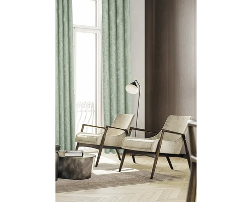 Salon avec rideau, deux fauteuils, lampadaire et table basse