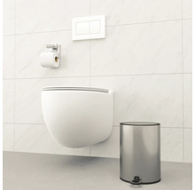 WC suspendu, support de papier toilette, plaque de commande et poubelle à pédale dans une salle de bains.