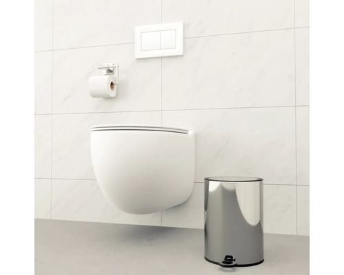 WC suspendu avec plaque de commande, porte-papier toilette et poubelle à pédale dans une salle de bains.