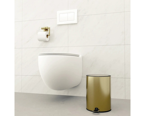 Modernes Badezimmer mit wandhängendem WC, Toilettenpapierhalter und Treteimer