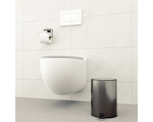 Image d''un WC suspendu, d''un porte-papier toilette, d''une plaque de commande et d''une poubelle à pédale dans une salle de bains carrelée.