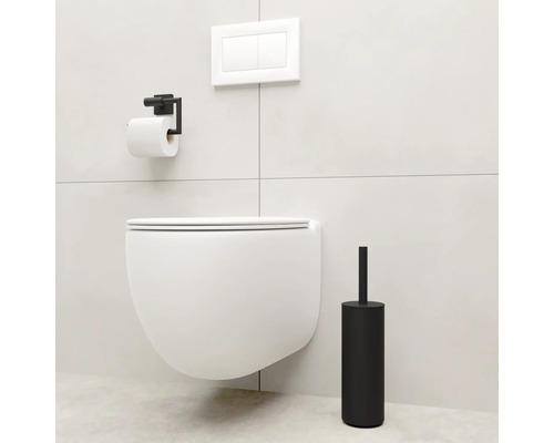 Wandhängendes WC mit Betätigungsplatte, Toilettenpapierhalter und Toilettenbürste