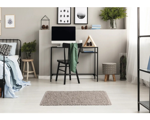 Schlafzimmer mit Bett, Schreibtisch, Stuhl und Teppich