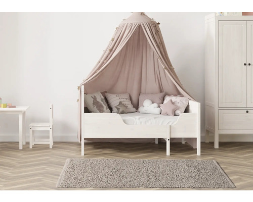 Kinderzimmer mit Himmelbett, Teppich und Kleiderschrank