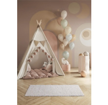 Zimmerszene mit Tipi-Zelt, Kissen, Teppich und Ballons für Kinder