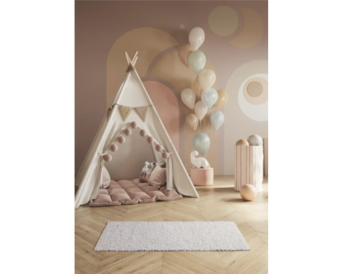 Zimmerszene mit Tipi-Zelt, Kissen, Teppich und Ballons für Kinder