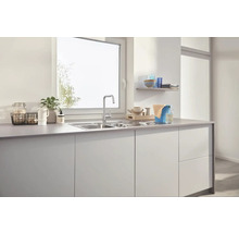 Küchenspüle mit Armatur auf einer Küchentheke