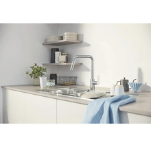 Küchenszene mit Spüle, Armatur und Geschirr