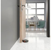 Porte avec butée de porte dans une pièce lumineuse