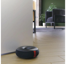 Aspirateur robot sans fil gris foncé sur parquet