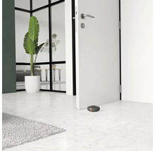 Vue intérieure d''une pièce moderne avec butoir de porte devant une porte blanche