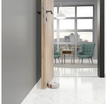 Butoir de porte sous porte en bois sur sol en marbre