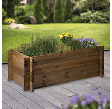 Hochbeet aus Holz mit Kräutern und Blumen bepflanzt