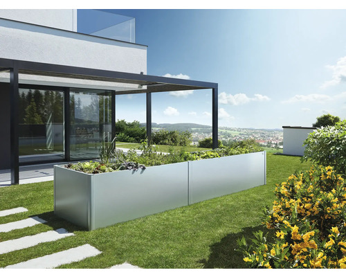 Gros plan d''un potager surélevé dans le jardin d''une maison d''habitation.