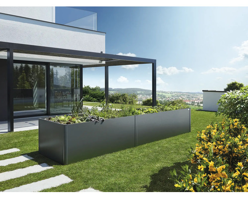 Jardinière surélevée rectangulaire en métal dans le jardin