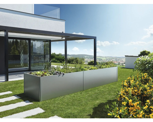 Jardinière rectangulaire en métal dans le jardin