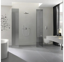 Salle de bains lumineuse avec douche, lavabo et toilettes