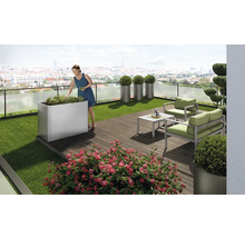 Terrasse sur le toit avec jardinières, pelouse et coin salon