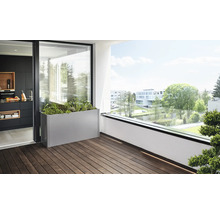 Scène avec un bac à fleurs rectangulaire planté sur un balcon avec un plancher en bois.