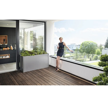 Scène de balcon avec jardinière, femme et aperçu de la cuisine