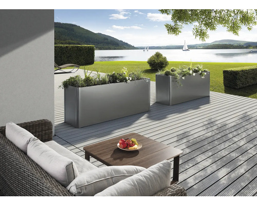 Scène avec deux bacs à plantes rectangulaires en métal sur une terrasse avec vue sur le lac