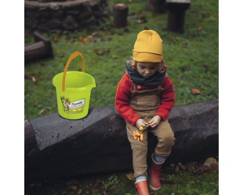 Garteneimer aus Kunststoff mit Tragegriff und FloraSelf Logo neben Kind