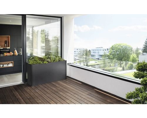 Scène d''une terrasse avec une jardinière métallique plantée sur un plancher en bois