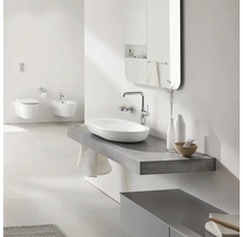 Modernes Badezimmer mit Waschtisch, Aufsatzwaschbecken, Spiegelschrank, Toilette und Bidet.